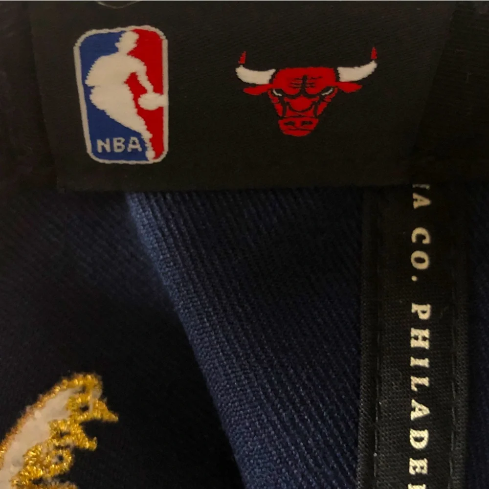 NBA CHICAGO BULLS NWOT Rare! Mitchell & Ness American Gold Brim Snapback…